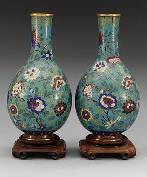 A pair of cloisonné vases, Qing dynasty (1644-1912).
