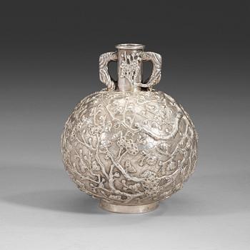 A silver vase by Hung Chong, Canton/Shanghai, 'Late/Post China Trade Period' (after 1840).