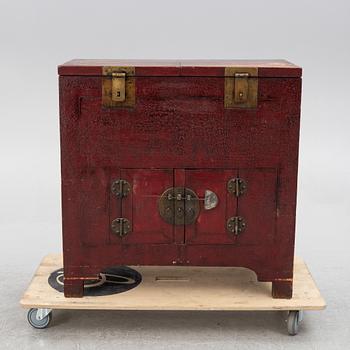 A dresser/cabinet, China, 20th century.