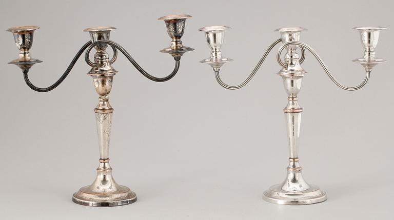 KANDELABRAR, ett par, försilvrad koppar, England, 1900-talets början.
