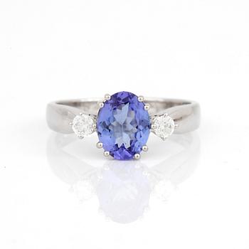 RING, 18K vitguld med tanzanit ca 1.58 ct och briljantslipade diamanter totalt ca 0.20 ct. Total vikt ca 4,50 gram.