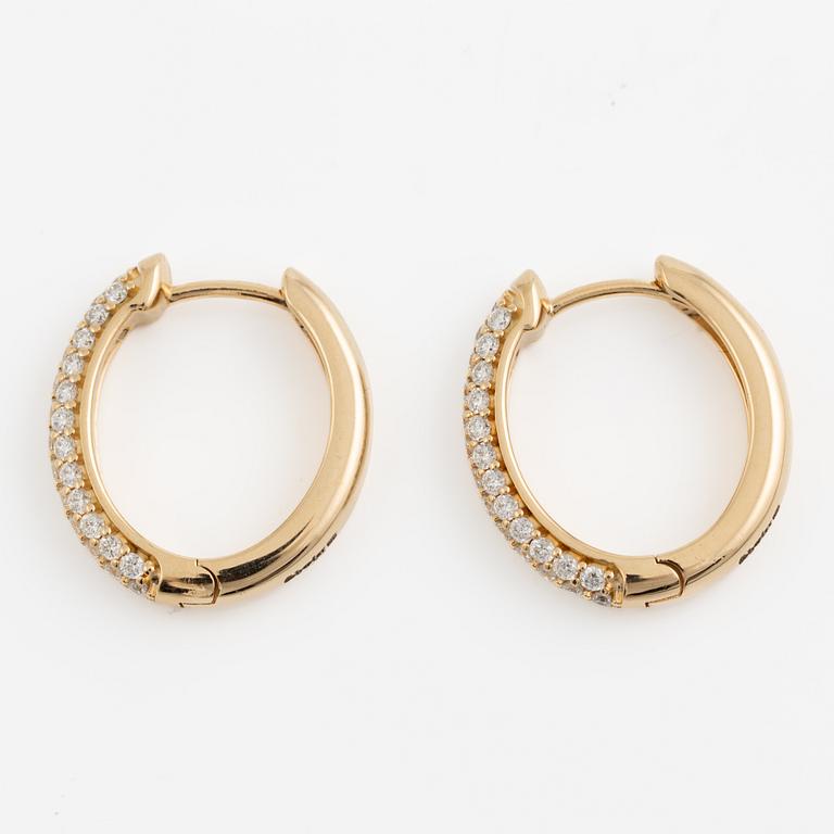 Hoop earrings in 18K gold set with brilliant-cut diamonds.