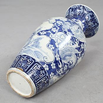 GOLVURNA, porslin, Japan, 1800-tal.