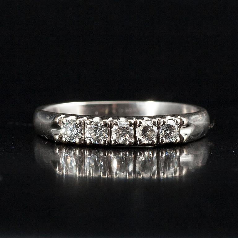 RING, 18K vitguld, 5 briljantslipade diamanter tot. 0,30 ct. Vikt 3,2 g.