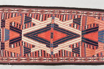 TÄLTBAND. Semiantikt Asiatiskt. Ca 35 x 1640 cm.