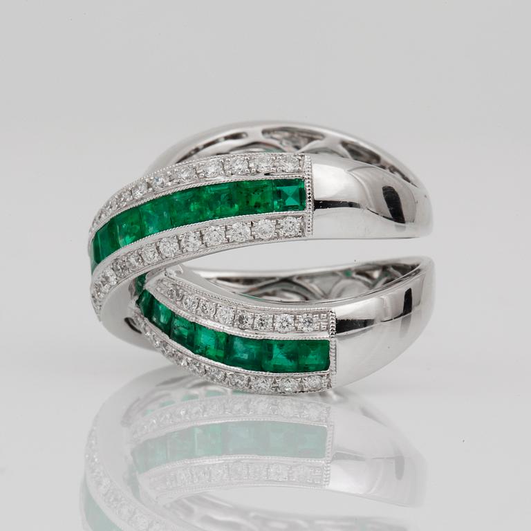 RING, with 31 emeralds, circa 3.20cts and diamonds, circa 1.04cts.