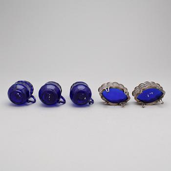 CREMEKOPPAR MED LOCK, 3 st samt SALTKAR, ett par. Glas resp pläter och glas. Bl a 1800-tal.