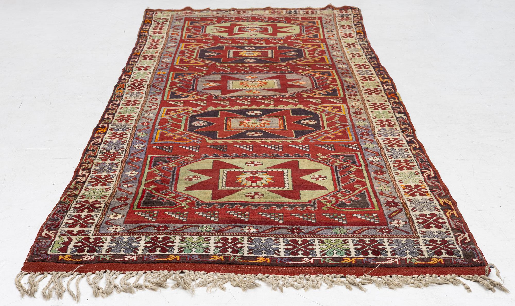 Matta, semiantik Kazak, ca 335 x 123 cm.