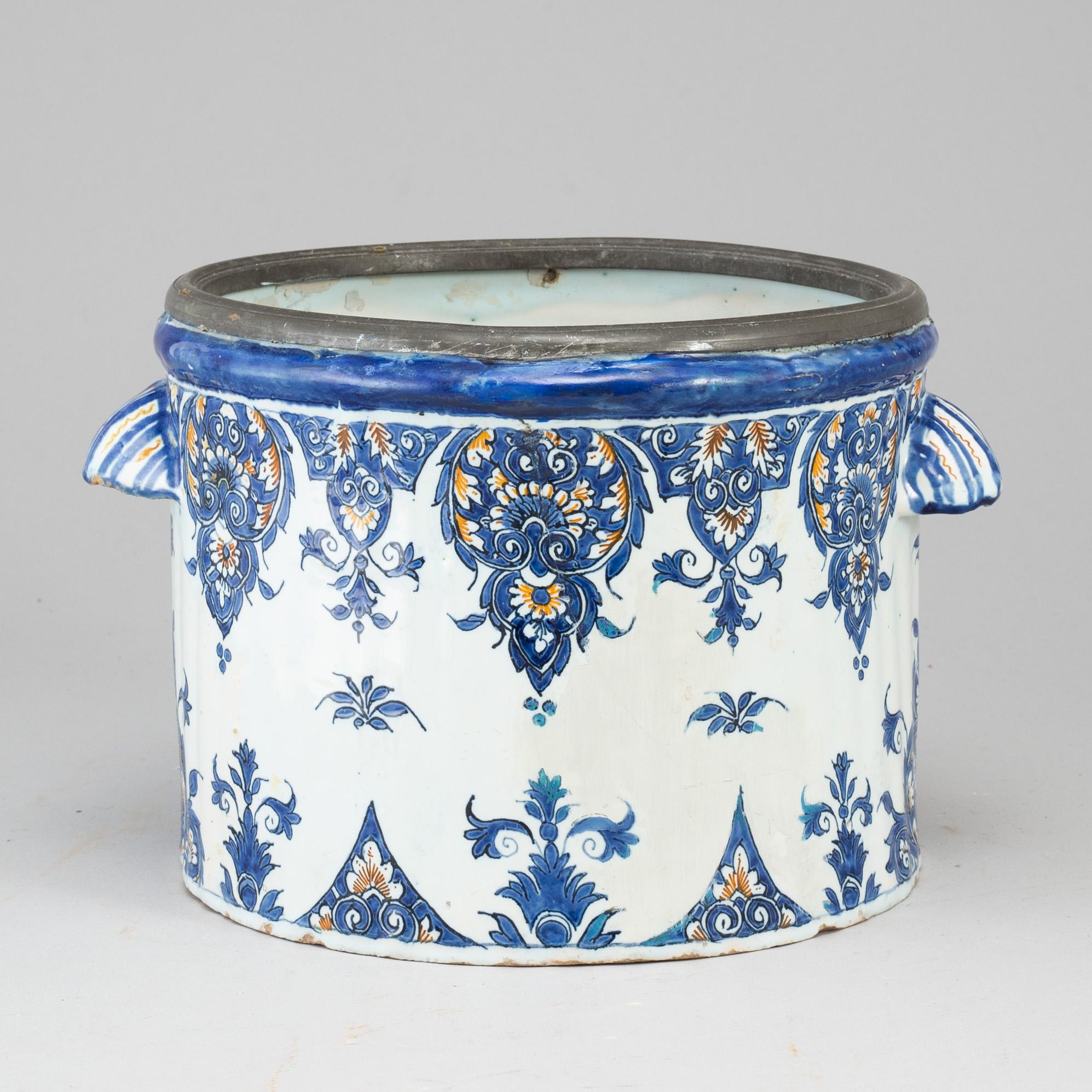 A fayence champagne cooler, 18th century.