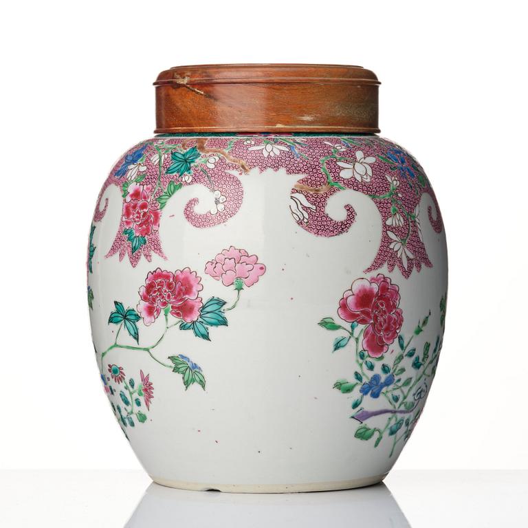 A famille rose jar, Qing dynasty, 18th Century.