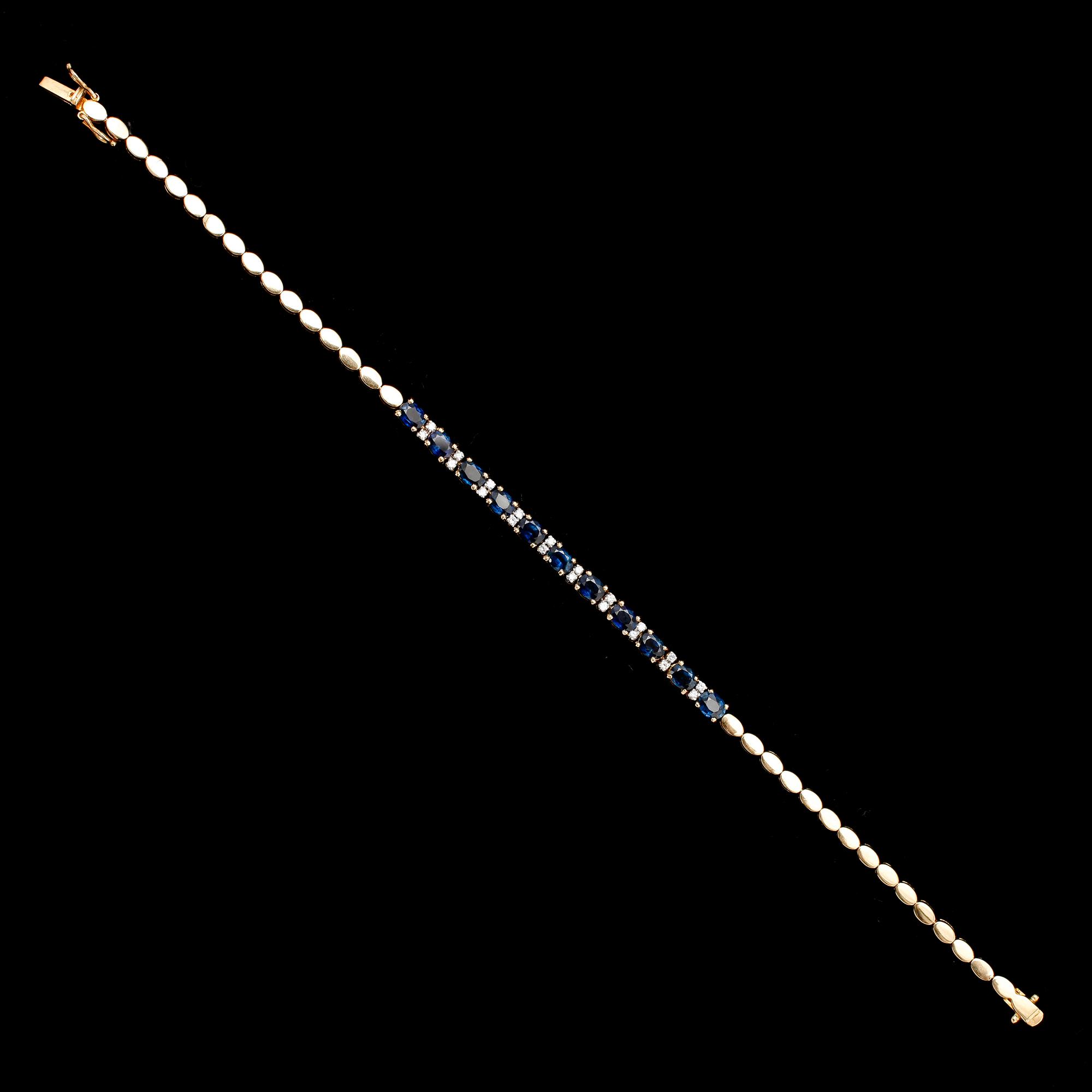 ARMBAND, 18 k guld, med briljanter och blå stenar. Tot vikt ca 9 g.