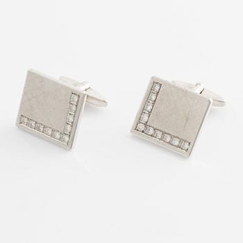 Cufflinks, a pair, white gold with brilliant-cut diamonds.