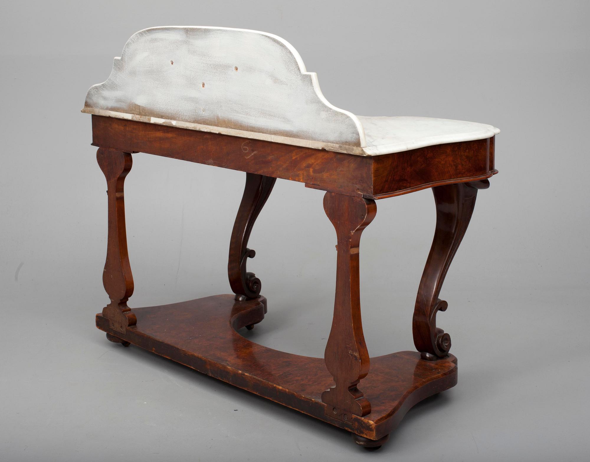 KAMPAUSPÖYTÄ, pähkinäpuuviilutettu, marmorilevy, uusrokokoo, noin 1850-70.