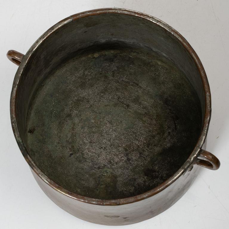 A set of three Swedish copper cauldrons, 18th / early 19th century.