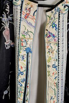 ROCK, siden. Höjd 120 cm. Kina, omkring 1900, sen Qingdynasti.