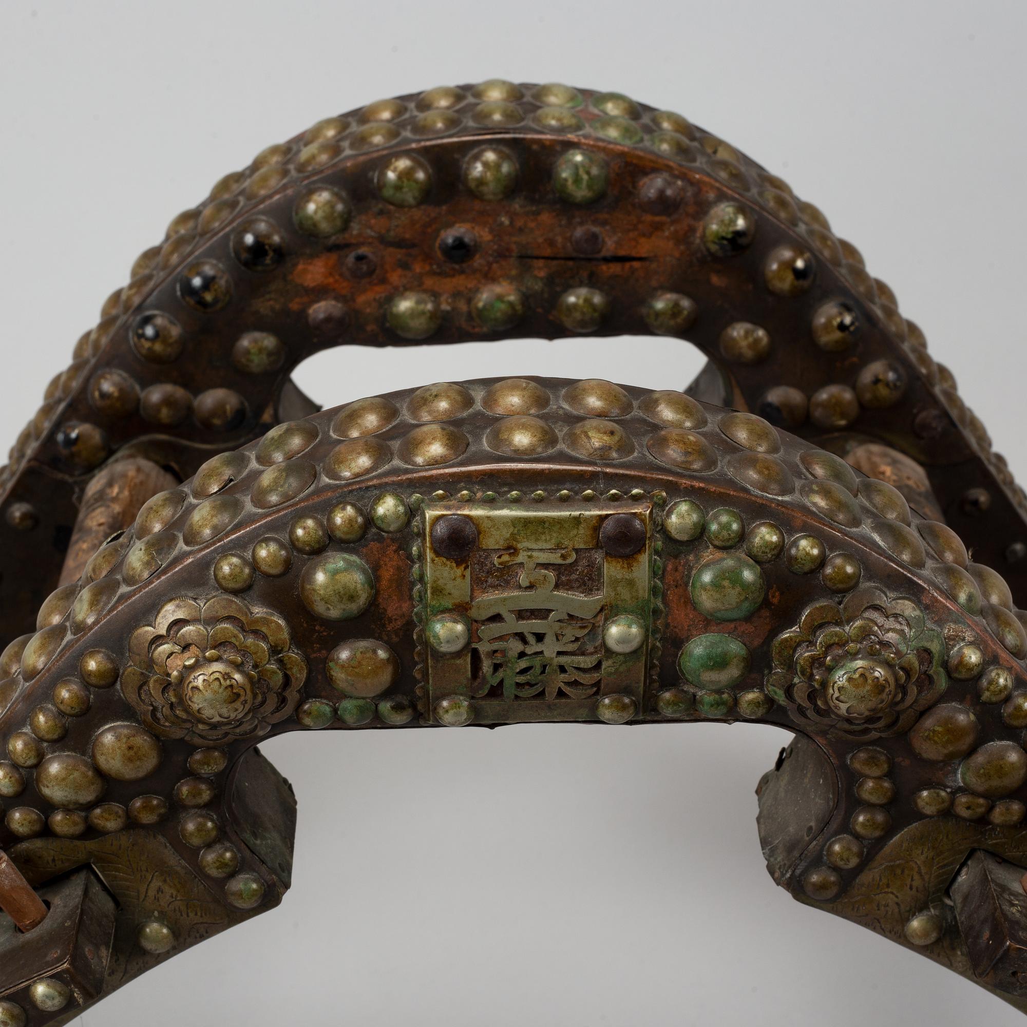 Sadel, trä och metall. Troligen sen Qing dynasti (1644-1911).