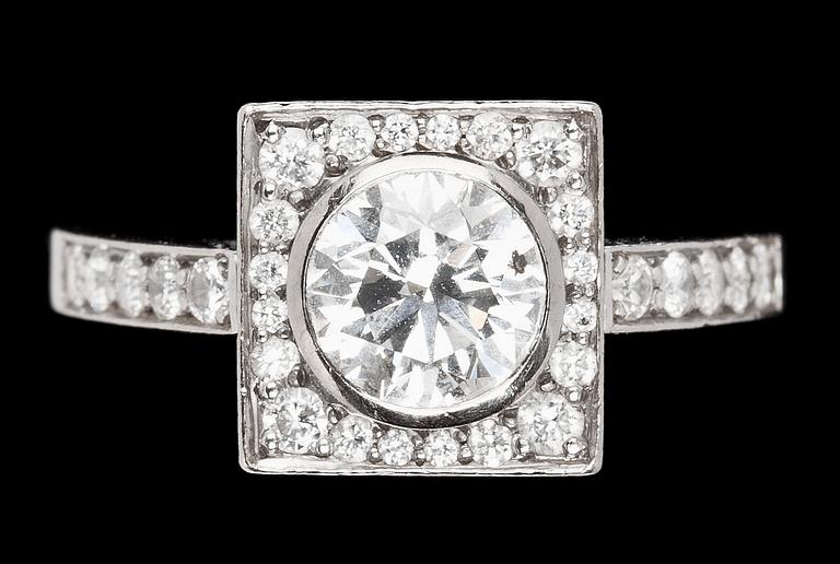 RING, briljantslipad diamant, 1.12 ct, samt mindre briljanter, tot 0.43 ct.