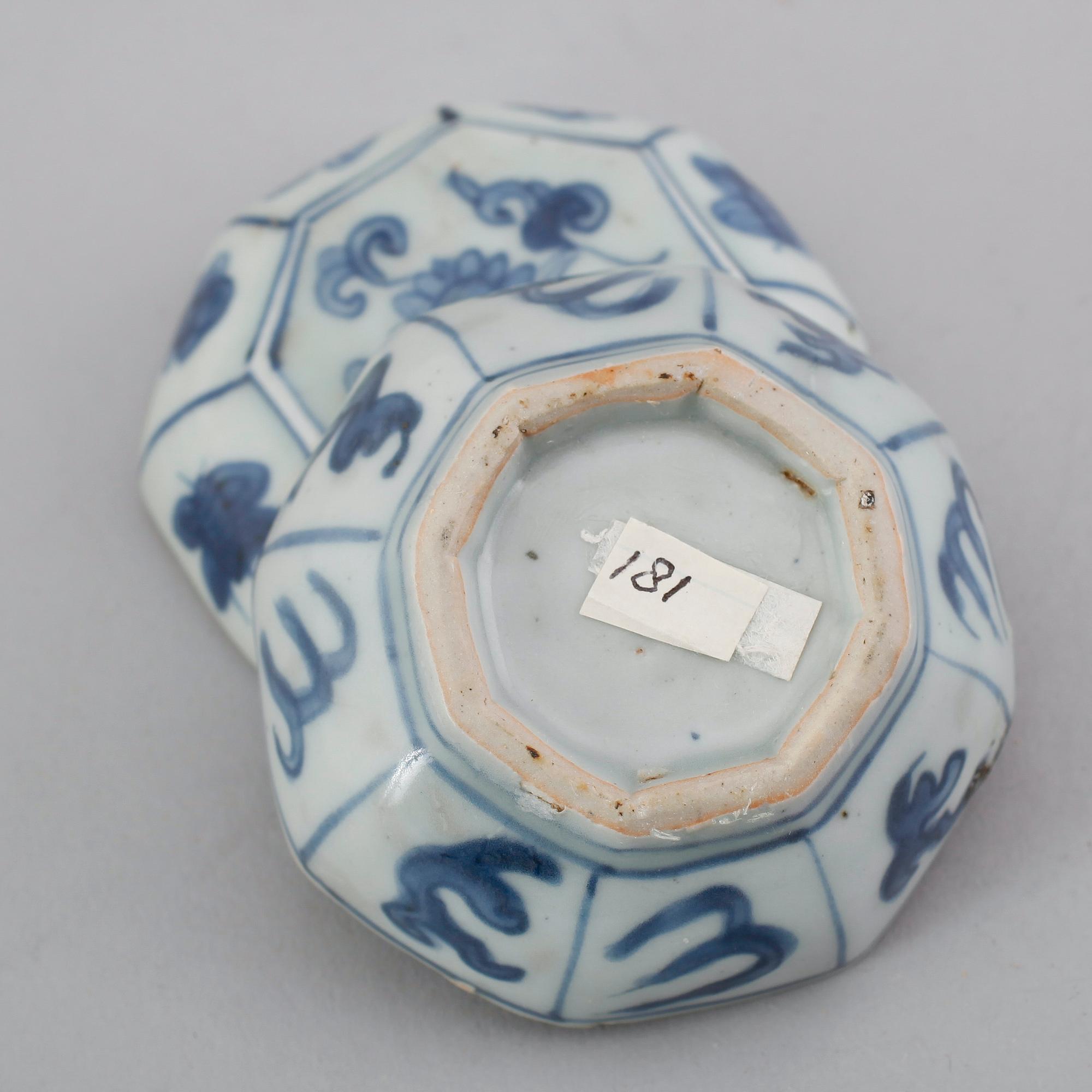 LOCKDOSA, porslin, Kina, Ming, 1500-talets andra hälft.