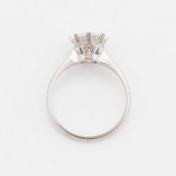 An 18K white gold ring set with a round brilliant-cut diamond.