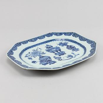 A blue and white serving dish, Qing dynasty, Qianlong (1736-95).