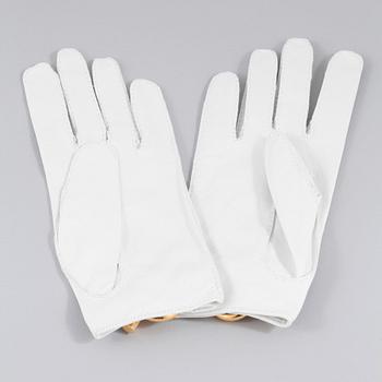 HERMÈS, a pair of white lambskin gloves, size 7.