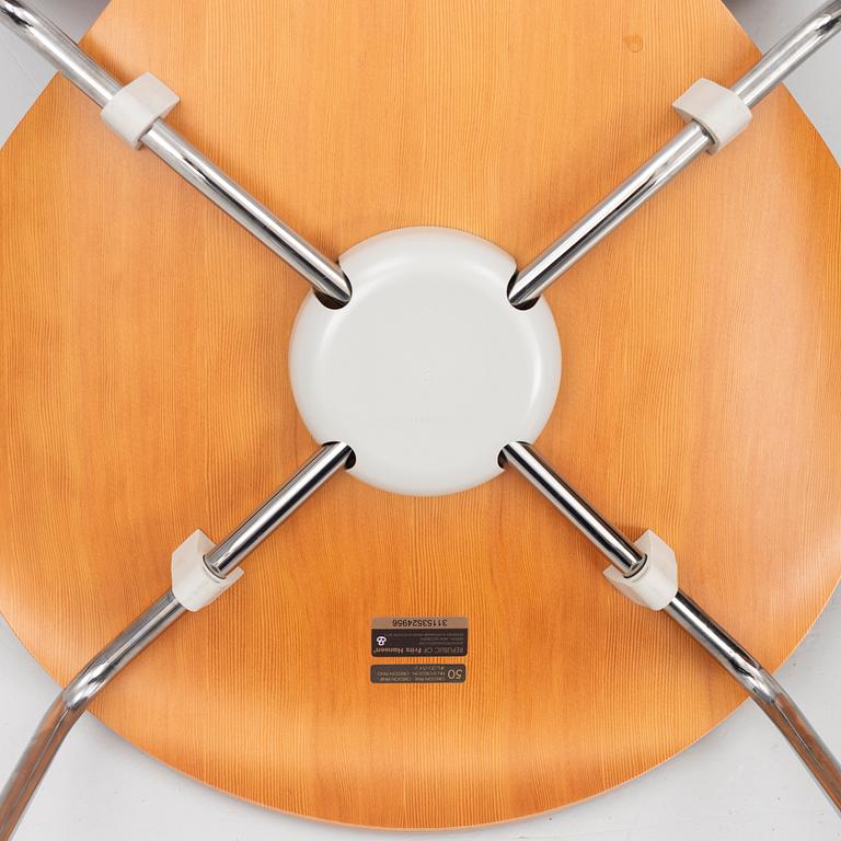 Arne Jacobsen, stolar, ett par, "Sjuan", Fritz Hansen, Danmark 2015.