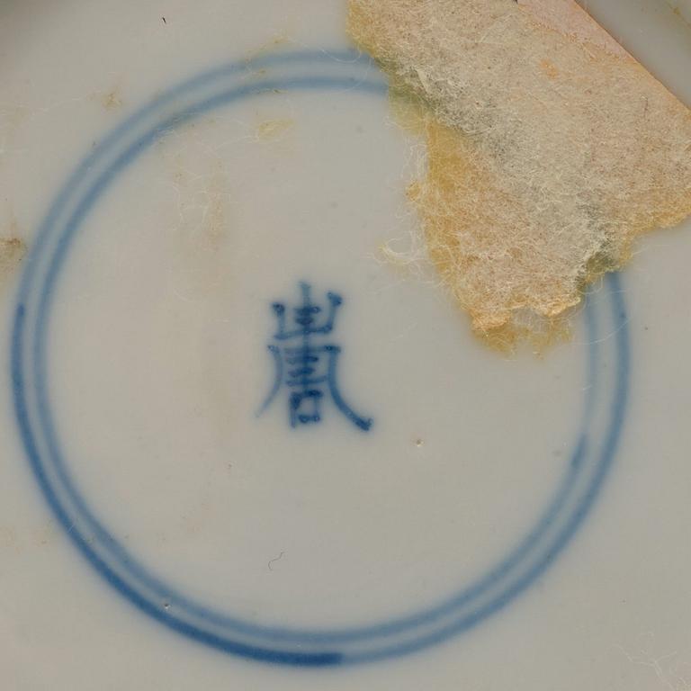 KOPPAR med FAT, fyra stycken, porslin. Qingdynastin Kangxi (1662-1722).