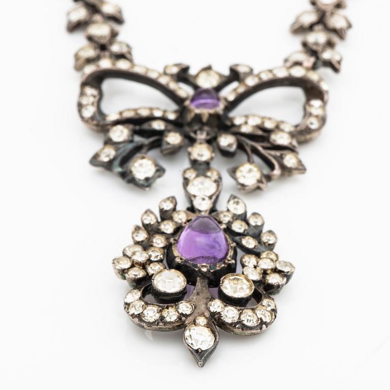 COLLIER samt ett par ÖRHÄNGEN, paste, ametister, silver, troligen 1900-talets första hälft, originaletui.