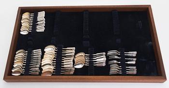A 174-piece shell model silver cutlery set in a cutlery cabinet,   Finnish hallmarks, mostly from 1922-74.