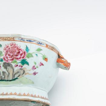 Terrin med lock, kompaniporslin. Qingdynastin, Qianlong (1736-95).