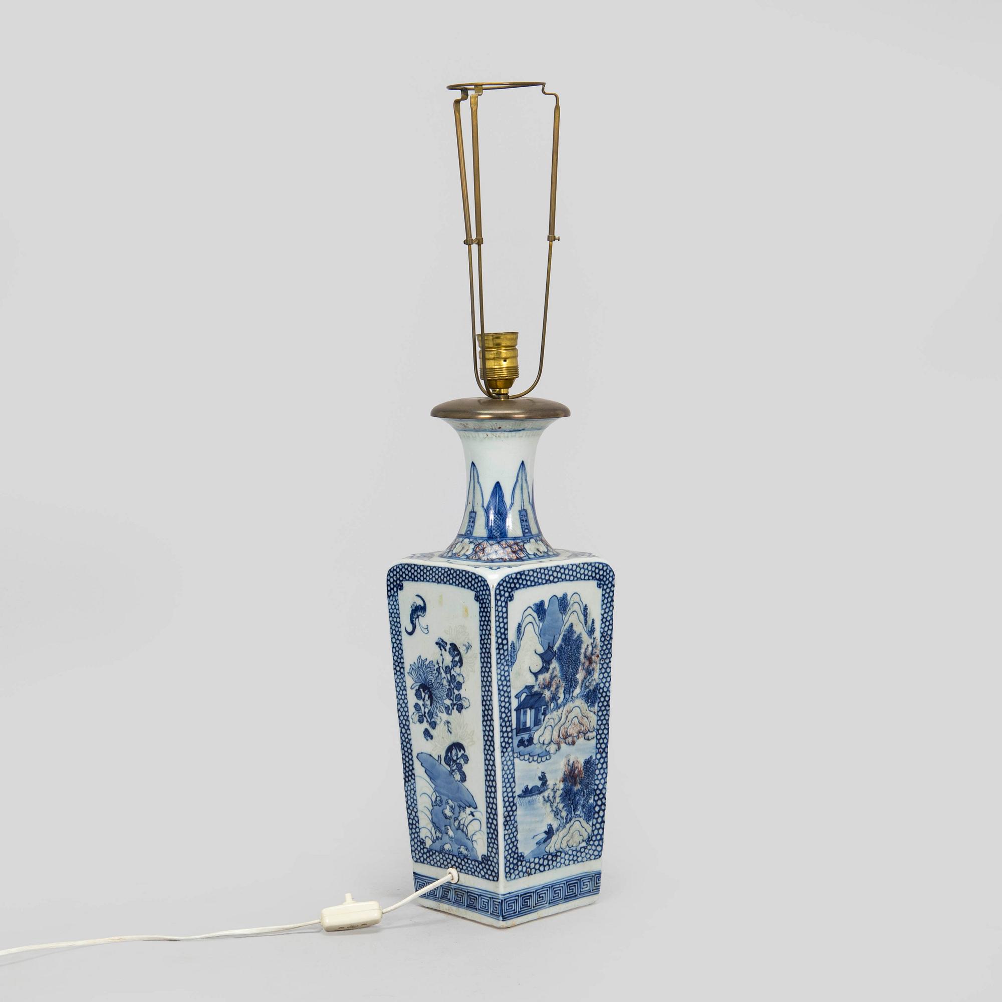 Pöytävalaisin, posliinia, Kiina, myöhäinen Qing-dynastia, 1800/1900-luku.