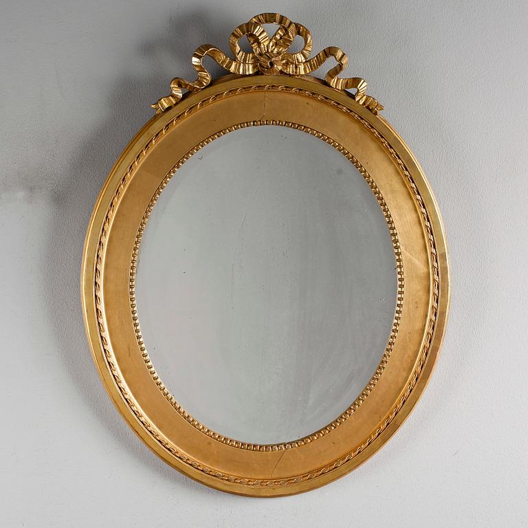 SPEGEL, förgylld och bronserad, gustaviansk stil, 1900-talets första hälft.