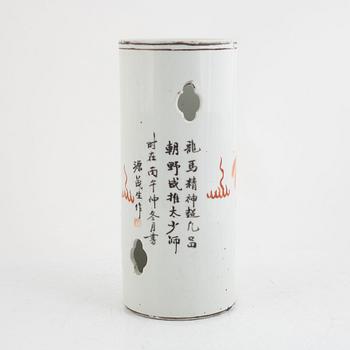 A Chinese porcelain hat stand, early 20th century.