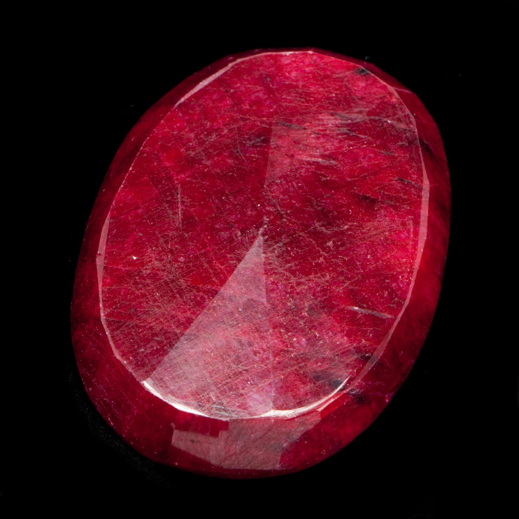RUBIN, röd, oval fasetterad, ca 137ct, vikt ca 27,4g.