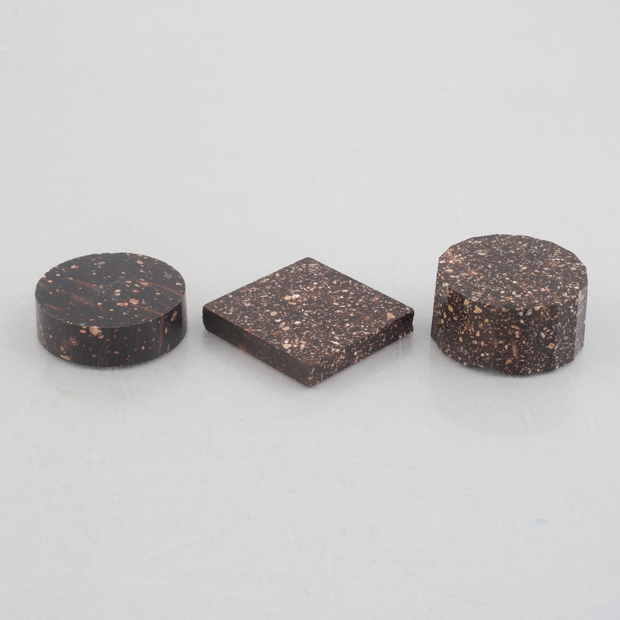 Two porhyry salts and one specimen, Älvdalen, Sweden, 19th century.