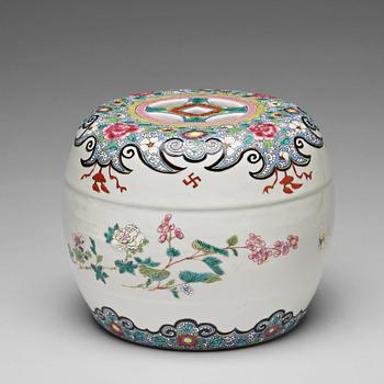 855. A small famille rose garden seat/stand, Qing dynasty, circa 1900.