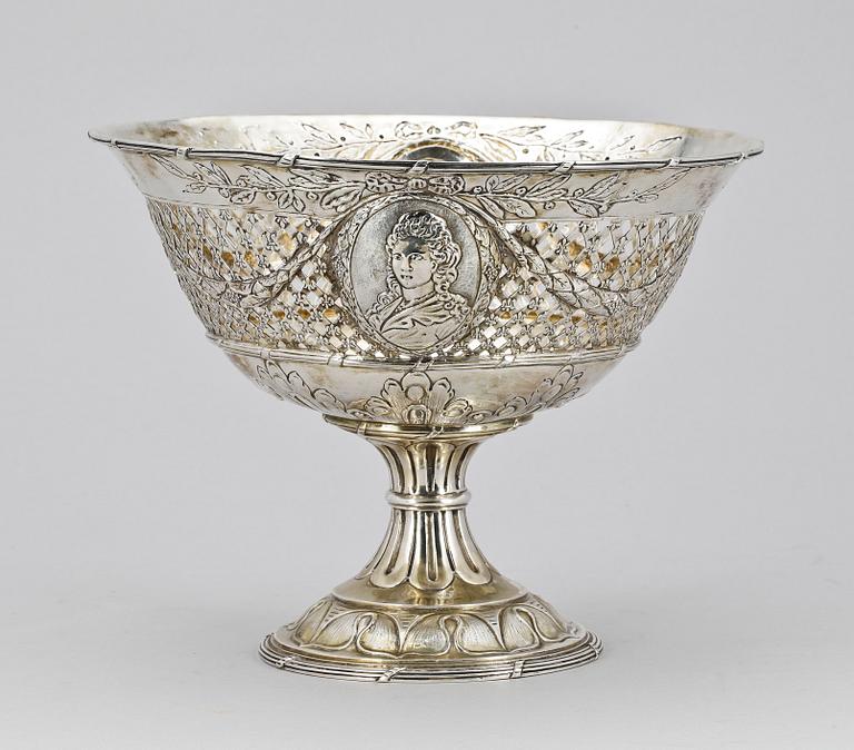 GALLERSKÅL PÅ FOT, silver. Georg Roth & Co, Hanau Tyskland, omkring år 1900. Ca 800 g.