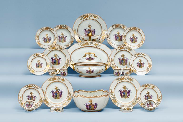 An armorial dinner service, Samson and one part Qing dynasty. (55 pieces).
