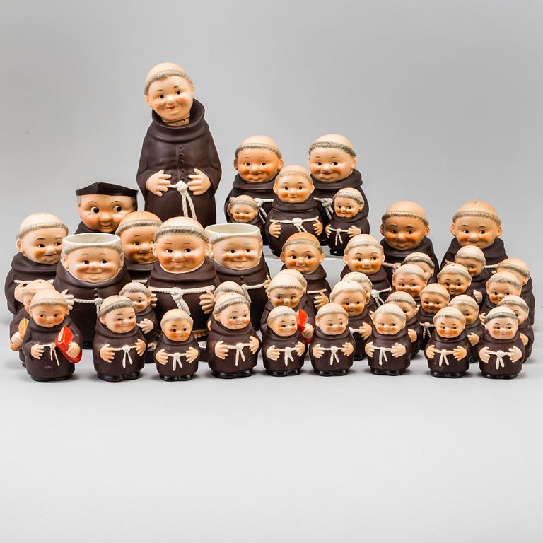 FIGURINER, SENAPSBURK, SALTSTRÖARE, SPARBÖSSA, PEPPARSTRÖARE & KANNOR, 44 st, porslin, Goebel, 1900-talets andra hälft.