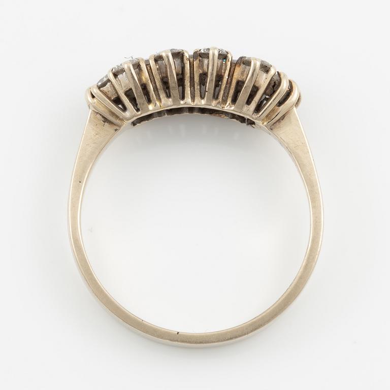 Ring 18K vitguld med briljantslipade diamanter.