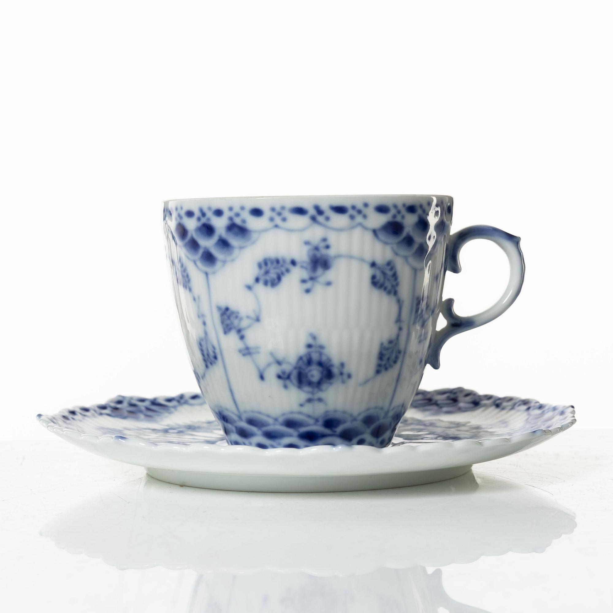 Te- och kaffeservis, 57 delar, porslin, "Musselmalet", Royal Copenhagen, Danmark.