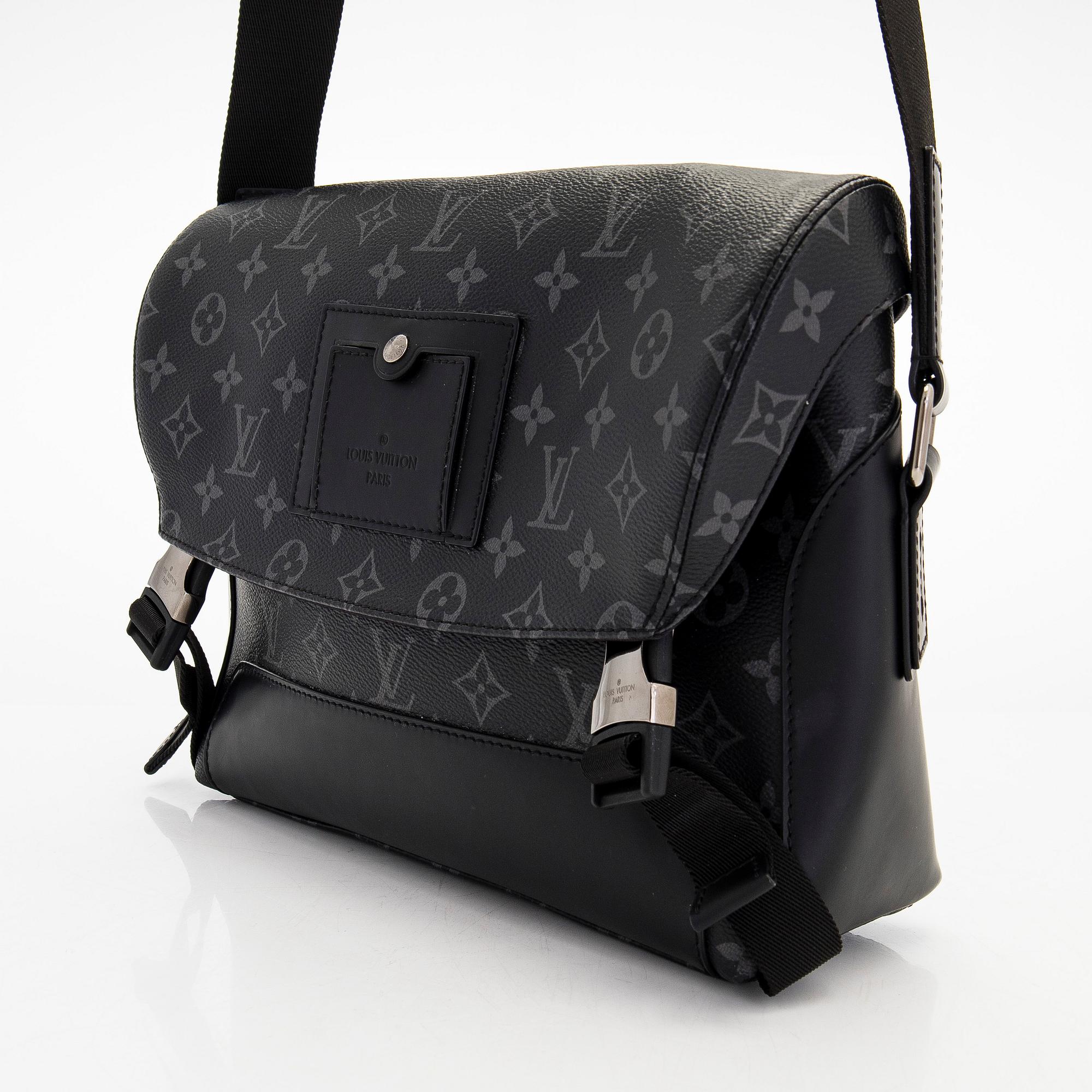 Louis Vuitton, väska, "Messenger Voyager PM".