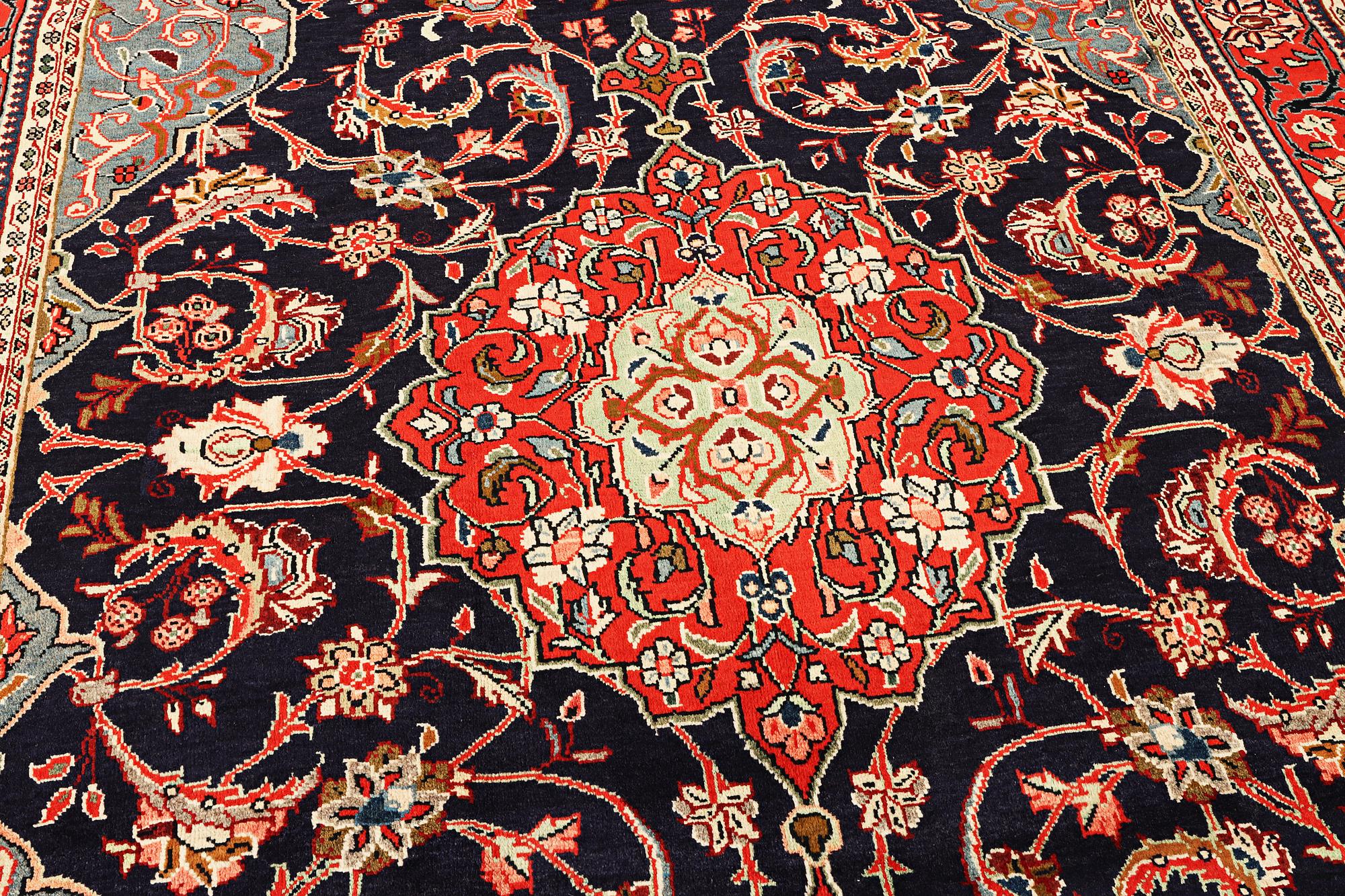 Matta, Najafabad, ca. 333 x 218 cm.