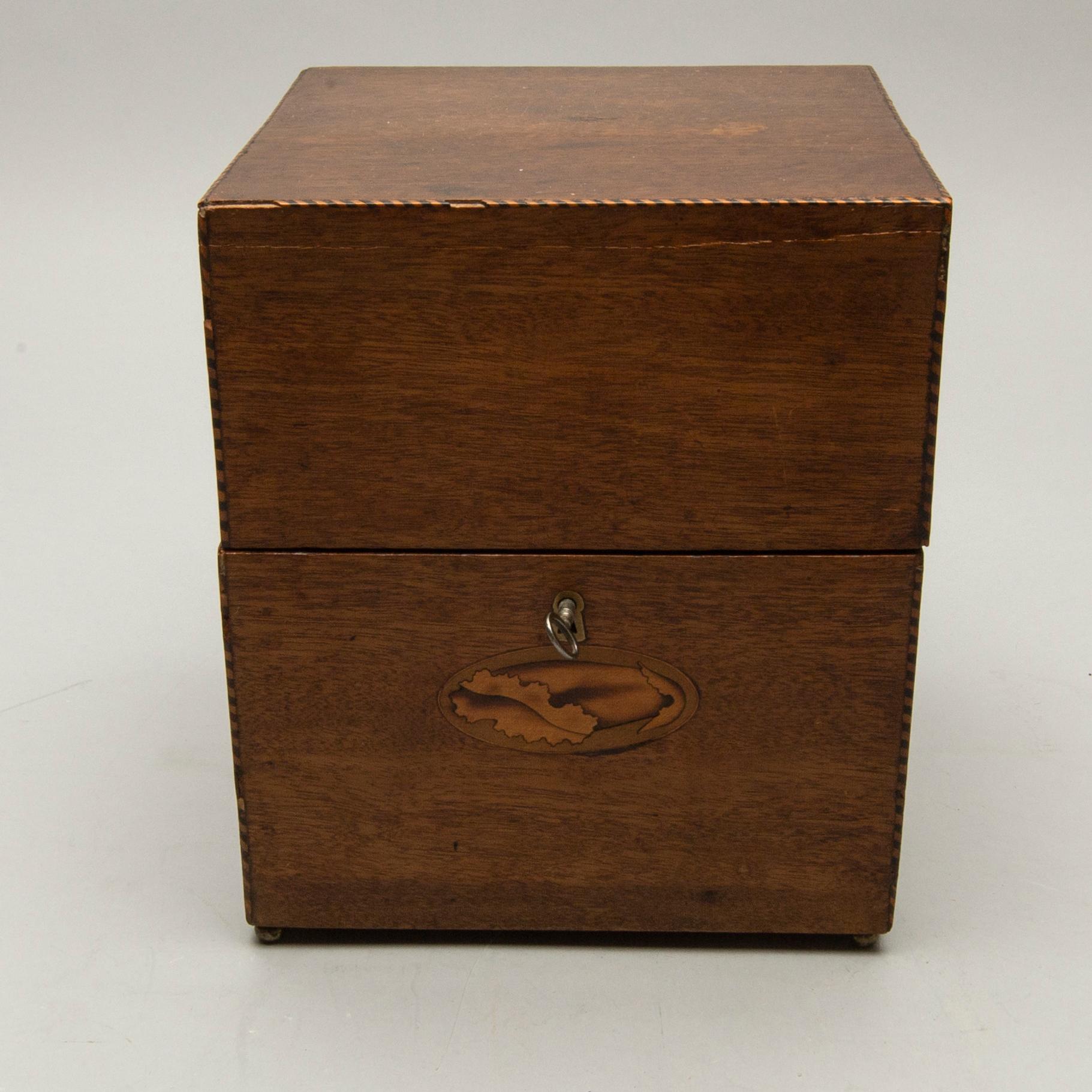 BRÄNNVINSSCHATULL med 4 flaskor, 1800-tal.