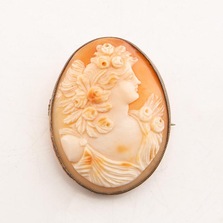 Brooch 8K gold with shell cameo.