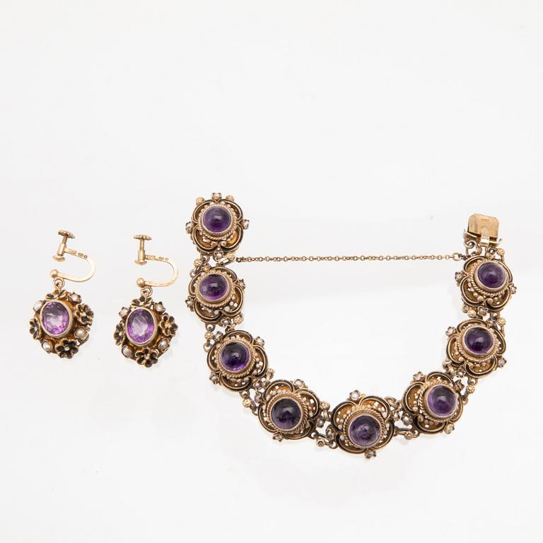 Bracelet and earrings in gilded and enamelled silver with cabochon-cut amethysts and seed pearls, circa 1900.