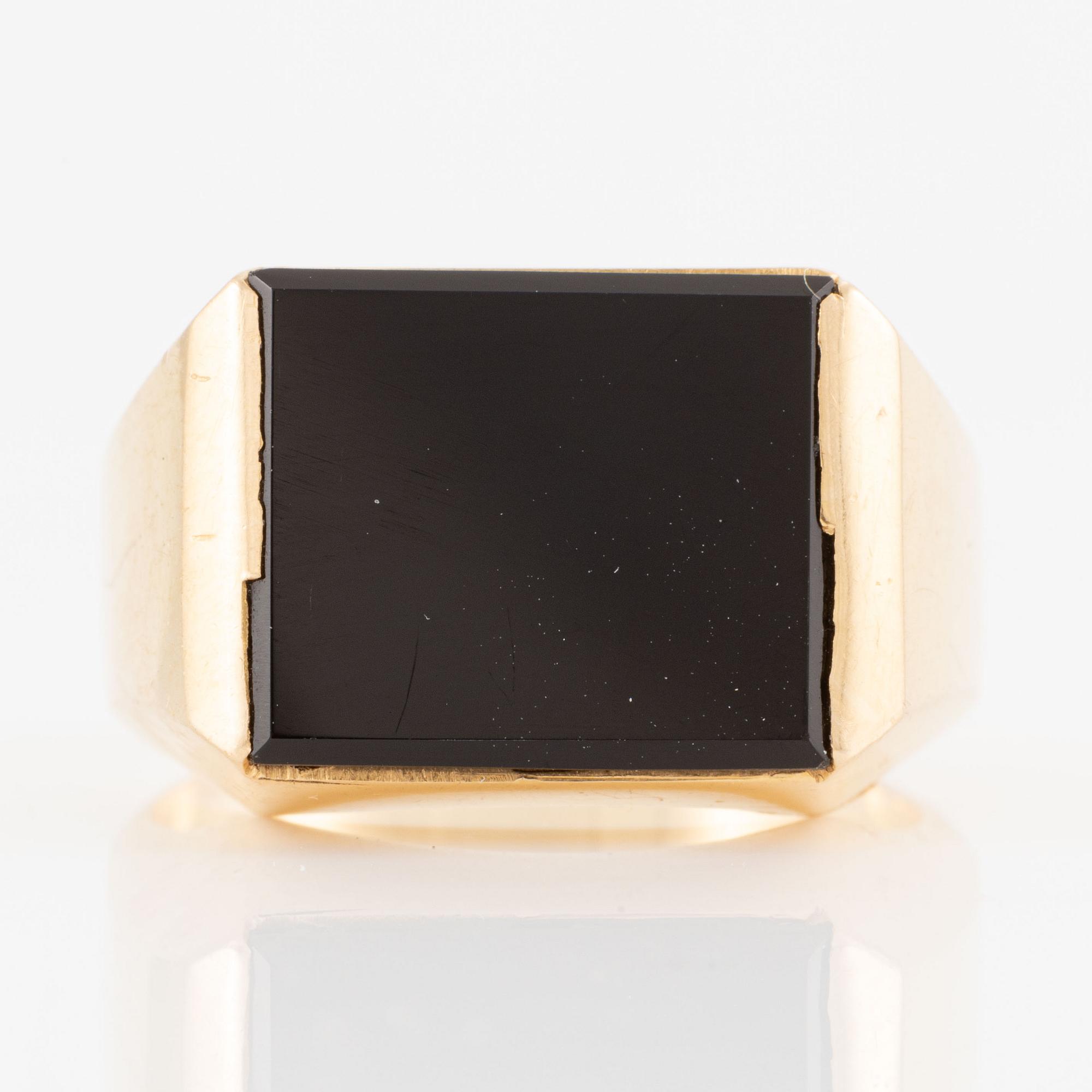 Ring 18K gold with a black stone.
