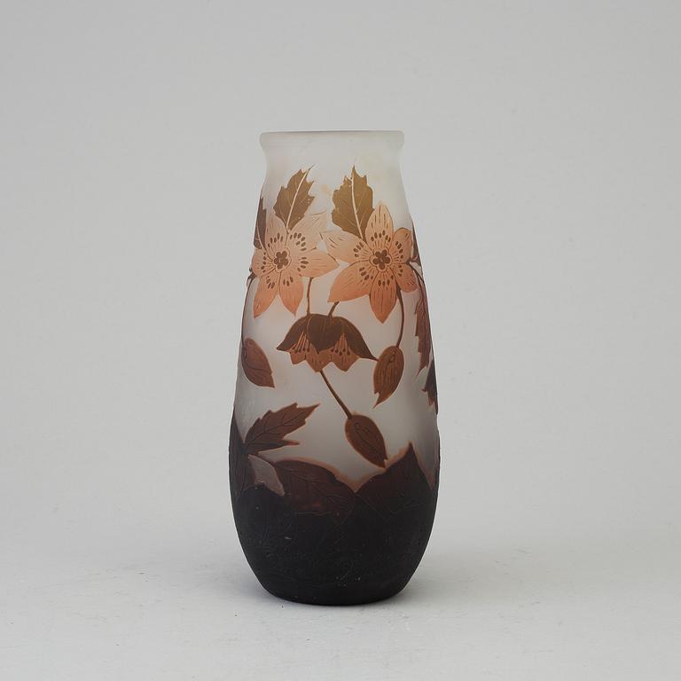 An Arsall (Vereinigte Lausitzer Glaswerke) cameo glass vase with flowers, Germany, early 20th century.
