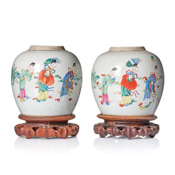 A pair of famille rose jars, Qing dynasty, 19th Century.