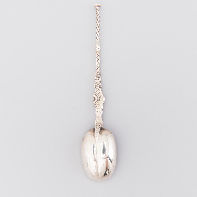 SALTKARSPAR med SALTSKEDAR samt TESKED och SKÅL, sterling silver, delvis förgyllda, London och Sheffield, 1883-1902.